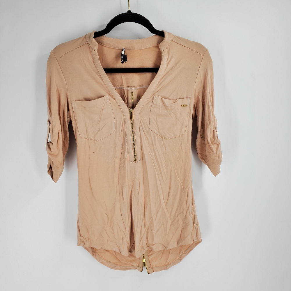 BEBE womens XS creme back zip V neck tee